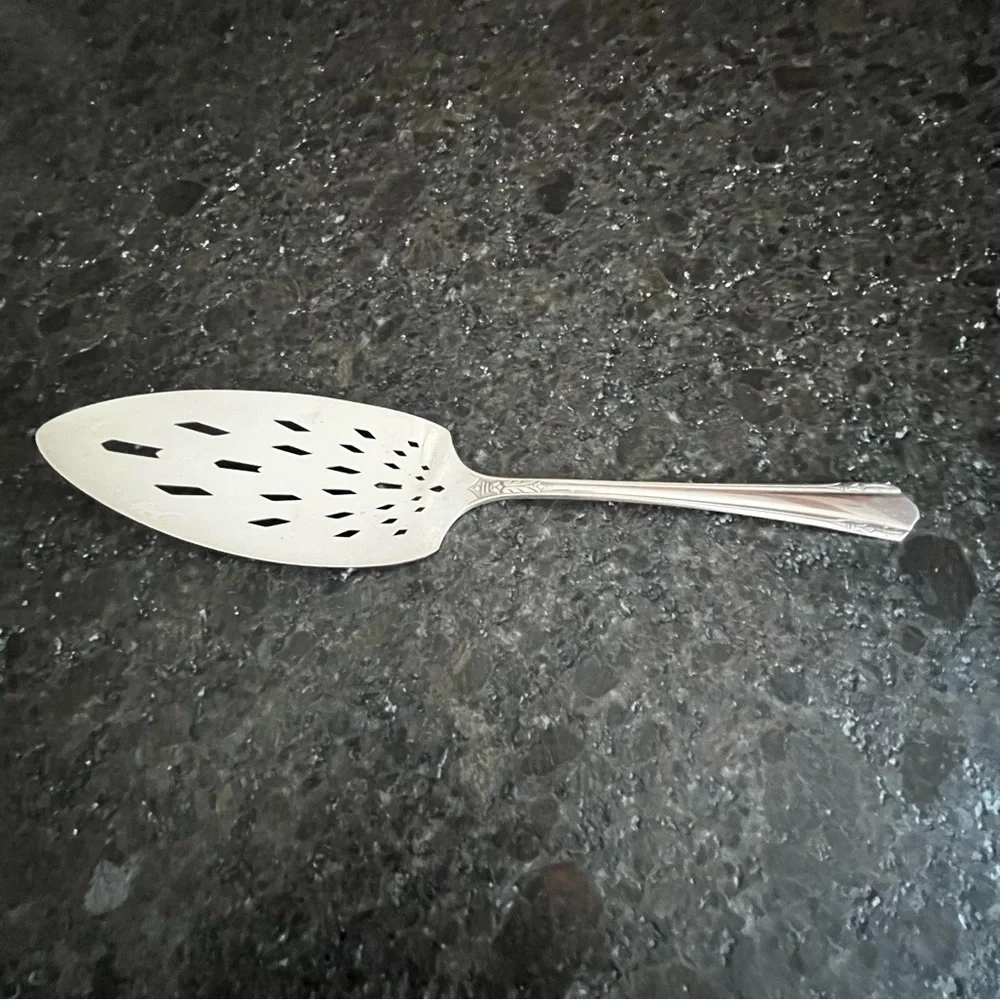 William Rogers Oneida Malibu Silver Plate Pierced Pie Server 1934